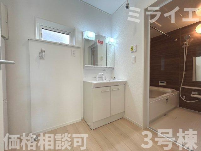 【新築戸建】札幌市手稲区新発寒三条4丁目6棟の独立洗面台|広範囲を映すだけではなく、両サイドのミラー裏に収納棚を設け、洗面道具をスッキリ収納できる三面鏡タイプを採用しています。