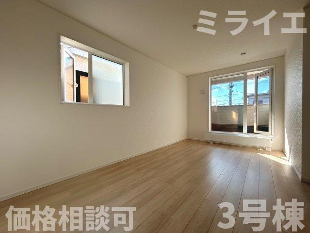 【新築戸建】札幌市手稲区新発寒三条4丁目6棟の洋室|2階洋室にはルーフバルコニーが設置されています。