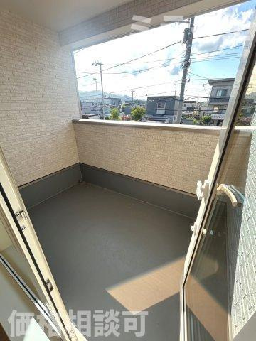 【新築戸建】札幌市手稲区新発寒三条4丁目6棟のバルコニー|屋根付で雨・雪が入りにくいルーフバルコニーを採用しています。洗濯物干しだけではなく椅子を置いてのんびり過ごせる広さです。