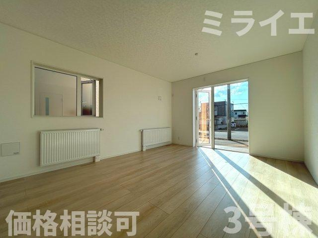 【新築戸建】札幌市手稲区新発寒三条4丁目6棟の居間・リビング|リビングが見渡せる対面キッチンを採用。内装(壁・床・建具)は白を基調とし、明るい雰囲気となっています。