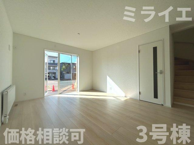 【新築戸建】札幌市手稲区新発寒三条4丁目6棟の居間・リビング|リビングが見渡せる対面キッチンを採用。内装(壁・床・建具)は白を基調とし、明るい雰囲気となっています。