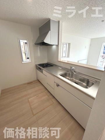 【新築戸建】札幌市手稲区新発寒三条4丁目6棟のキッチン|広々システムキッチンは、シンク・調理部分だけではなく、小物から大きな調理器具まで収納でき、出し入れもスムーズな収納充実プランを採用。食洗器設置可能。床下収納あり。