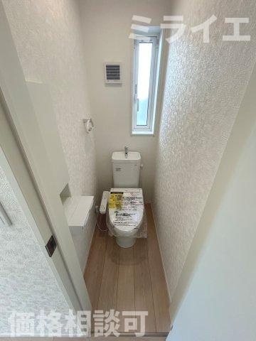 【新築戸建】札幌市手稲区新発寒三条4丁目6棟のトイレ|1階・2階に温水洗浄便座を設置。センサーによる便ふたオート開閉機能により、手を触れることがなく快適で衛生面にも配慮されています。