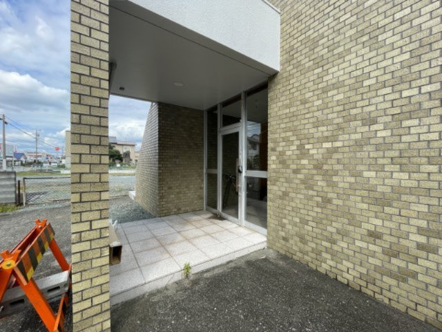 三方原町貸店舗のエントランス
