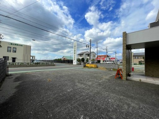 三方原町貸店舗の駐車場