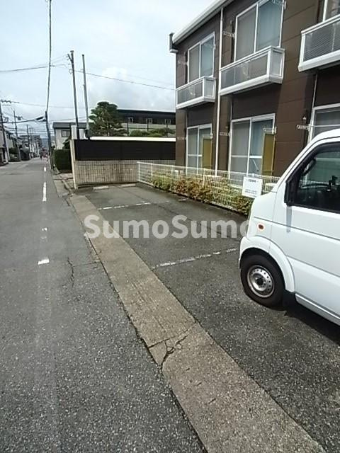 レオパレスchez　moi　Nの駐車場