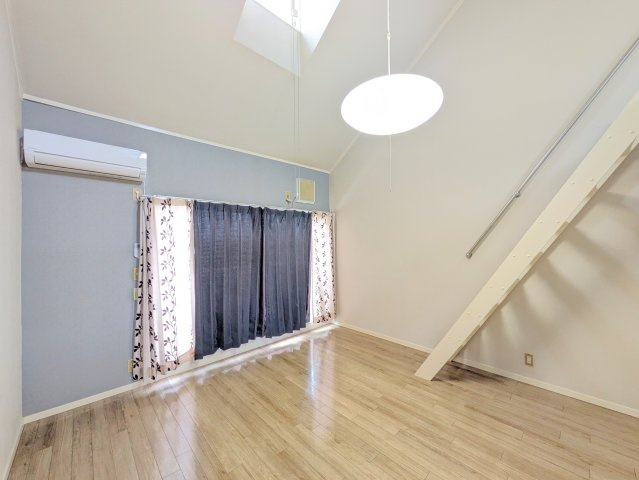 ジョイフル上原の洋室