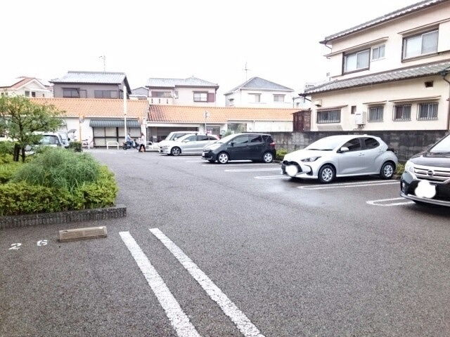 アドラブールの駐車場