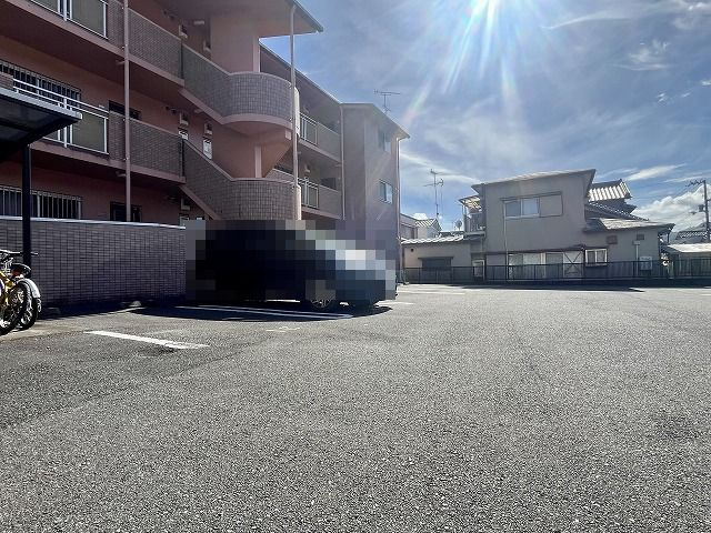 シャルマン枝川の駐車場