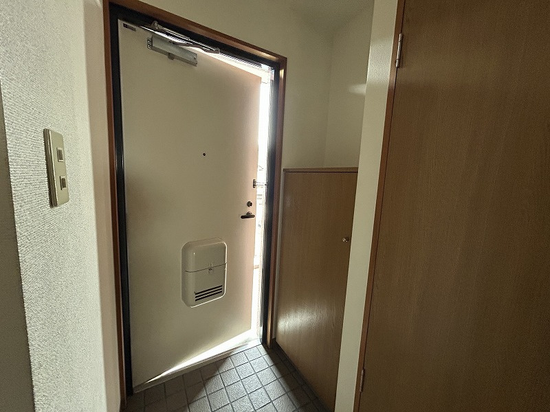 シャルマン枝川の玄関