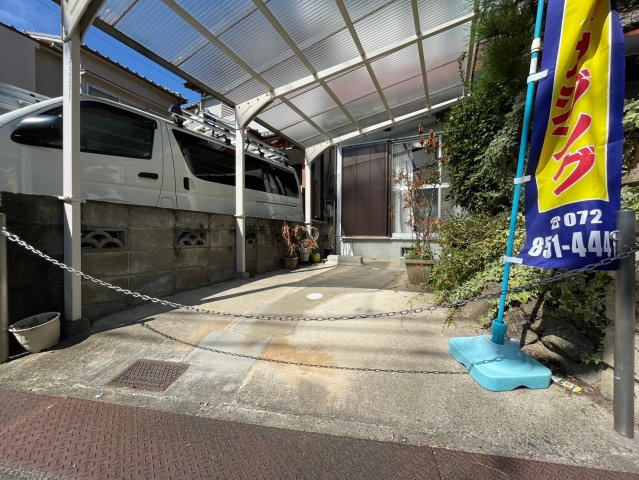 枚方市長尾西町2丁目　中古一戸建ての駐車場|カースペースがあります