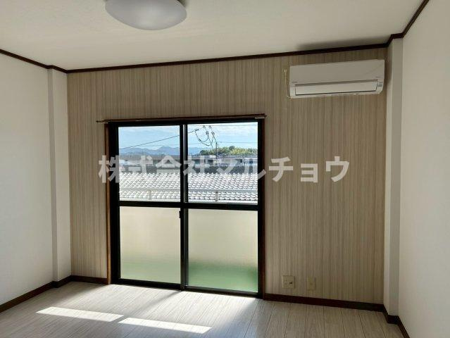 エステイト新屋敷の洋室|落ち着いた色調の洋室です