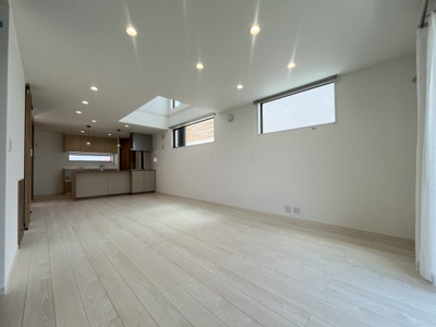 【居間・リビング】 | 読谷村渡慶次2期（全3棟）1・3号棟 | 1号棟　LDK22帖♪解放感ある吹き抜け♪