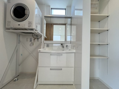 【独立洗面台】 | 読谷村渡慶次2期（全3棟）1・3号棟 | 1号棟　ガス衣類乾燥機標準装備♪可動棚付き♪