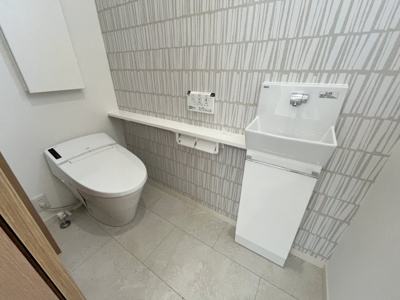 【トイレ】 | 読谷村渡慶次2期（全3棟）1・3号棟 | 1号棟　タンクレストイレ＋独立手洗い器付き♪