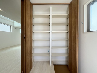 【玄関】 | 読谷村渡慶次2期（全3棟） | 1号棟　玄関収納付き♪