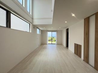 【居間・リビング】 | 読谷村渡慶次2期（全3棟） | 1号棟　LDK22帖♪解放感ある吹き抜け♪