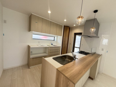 【キッチン】 | 読谷村渡慶次2期（全3棟） | 1号棟　ビルトイン食洗機・カップボード・お勝手口付き♪