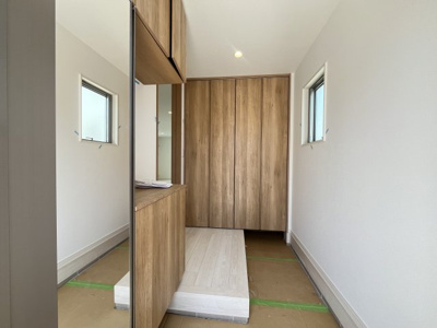 【玄関】 | 読谷村渡慶次2期（全3棟）1・3号棟 | 1号棟　玄関収納付き♪