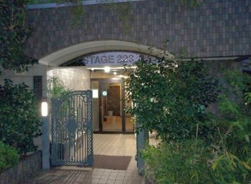 【外観】 | STAGE223 | 鉄筋コンクリート造のがっしりした建物。
