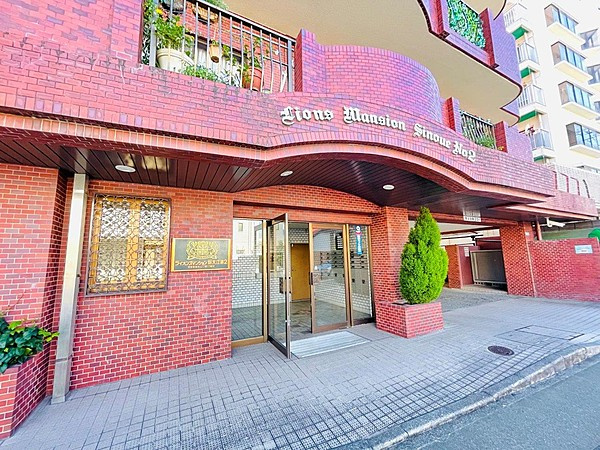 ライオンズマンション新大江第２のエントランス