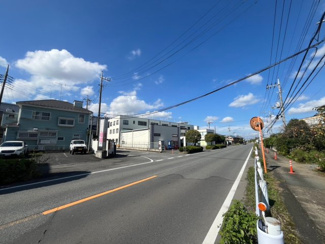 【前面道路含む現地写真】 | 比企郡川島町上伊草　二世帯住宅　西武新宿線『本川越駅』バス21分　【伊草小学区】
