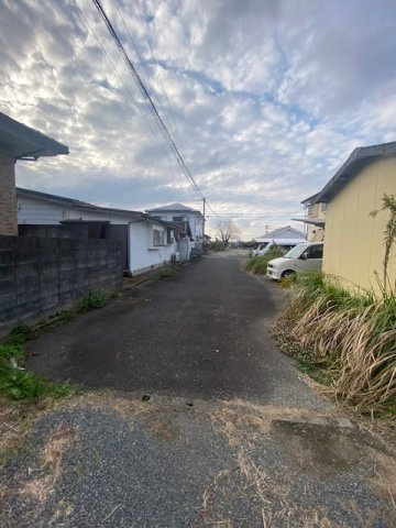 北諸県郡三股町大字樺山の中古一戸建の前面道路含む現地写真