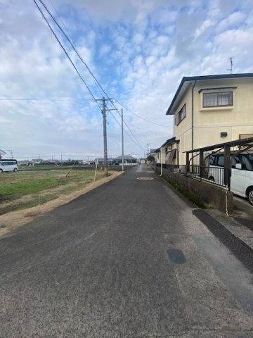 北諸県郡三股町大字樺山の中古一戸建の前面道路含む現地写真