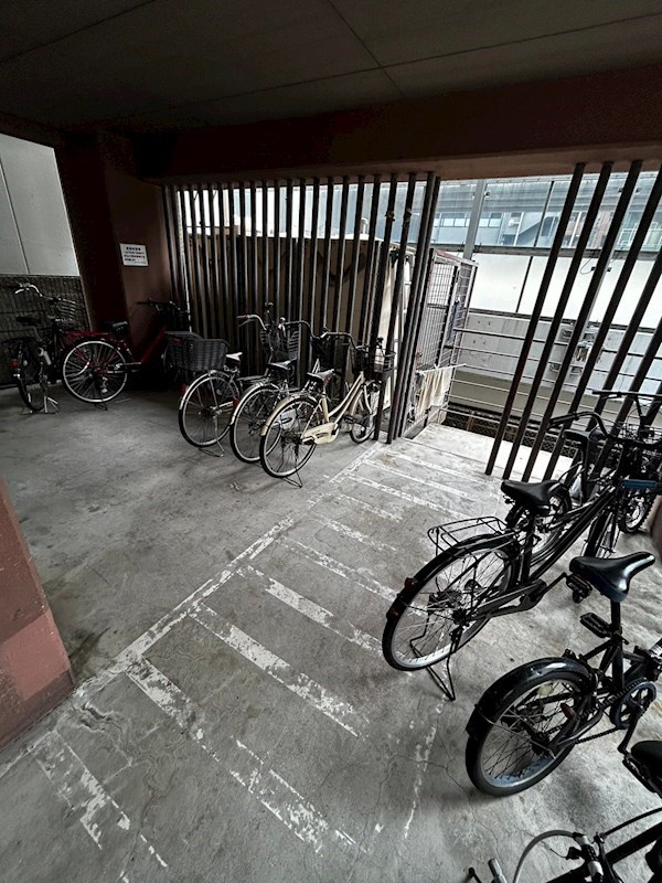 大阪市中央区瓦屋町３丁目の賃貸マンションの駐車場