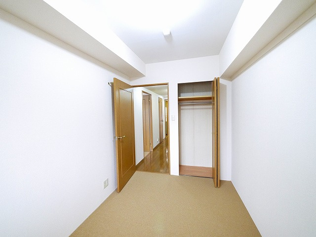 ローレルスクエア登美ヶ丘第1期1番館の収納|たっぷりとした収納スペースです