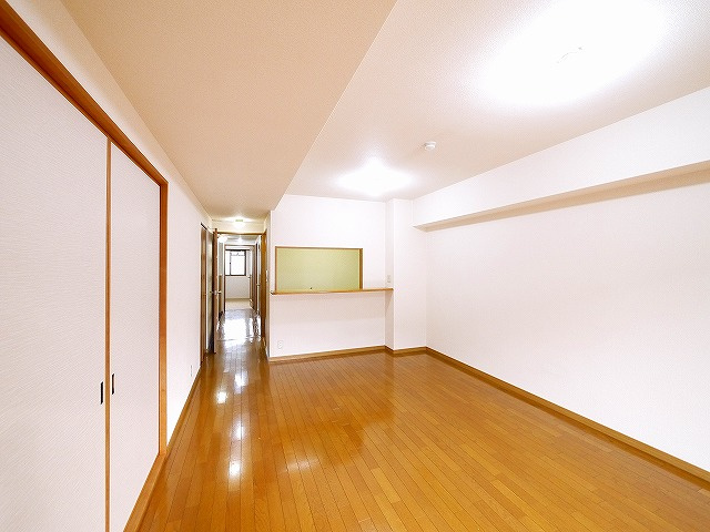 ローレルスクエア登美ヶ丘第1期1番館の居間・リビング|こちらのリビングで趣味の時間をお楽しみください