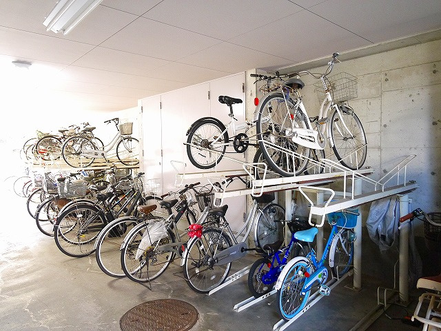 ローレルスクエア登美ヶ丘第1期1番館のその他共用部分|駐輪場です