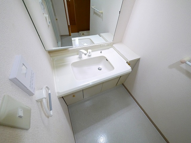 ローレルスクエア登美ヶ丘第1期1番館の洗面所|広い洗面スペース