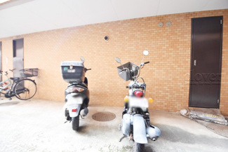【駐車場】 | バイク置き場。空き区画の有無や駐輪料金、サイズおよび排気量規定などについては、改めてお問い合わせください。～即日のご見学可能～　お問合せはお気軽にどうぞ。