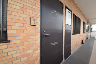 【その他共用部分】 | 皆様をお迎えする、お部屋の玄関ドア。開けやすさや開放角度、ドアノブの操作しやすさや鍵の形状などを、現地で一度ご確認ください。～即日のご見学可能～　お問合せはお気軽にどうぞ。