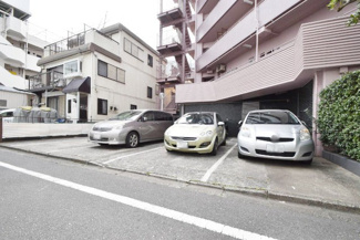 【駐車場】 | マンションの駐車場スペース。空きの有無や駐車料金、サイズ規定などについては、改めてお問い合わせください。～即日のご見学可能～　お問合せはお気軽にどうぞ。
