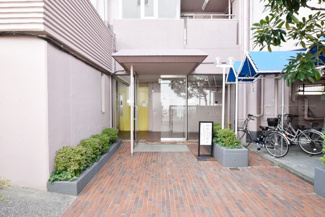 【エントランス】 | お客様を、そして住人を出迎えてくれるマンションのエントランス。ゴミが落ちていないことからも、管理状態の良さや住民の節度の高さが見て取れます。～即日のご見学可能～　お問合せはお気軽にどうぞ。
