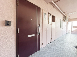 【その他共用部分】 | 皆様をお迎えする、お部屋の玄関ドア。開けやすさや開放角度、ドアノブの操作しやすさや鍵の形状などを、現地で一度ご確認ください。～即日のご見学可能～　お問合せはお気軽にどうぞ。
