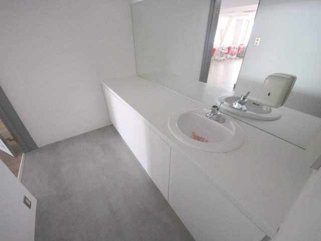 サンアイビルテナントの独立洗面台