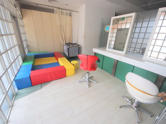 サンアイビルテナントの居間・リビング