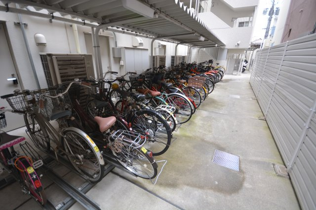 グラート西田辺の駐車場