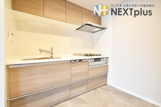 ヴィルヌーブ大宮のキッチン|三口コンロでは、複数のお料理を同時に調理することができるので、温かいお料理をテーブルに並べることができます。家事ラクの味方、食器洗い乾燥機付きなので、時間を有効活用していただけて大変お勧めです。