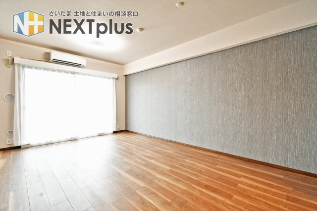 ヴィルヌーブ大宮の居間・リビング|LDK13.3帖：南側のバルコニーに接するリビングには、明るい光が差し込みます。日中は電気をつけなくてもお過ごしいただくことが可能ですよ！北側のお部屋も窓を開ければ、家中の風通しも良好です。