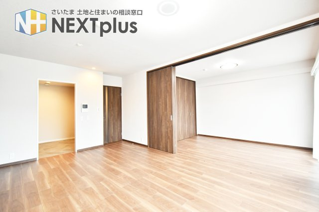 ヴィルヌーブ大宮の居間・リビング|LDK13.3帖：隣接する洋室の引戸を開ければ、16帖超えの広いスペースとしてお使いいただけます。お友達やお客様を読んだ時には開放して広く使うなど、場面によって使い分けられるのが嬉しいポイントです！