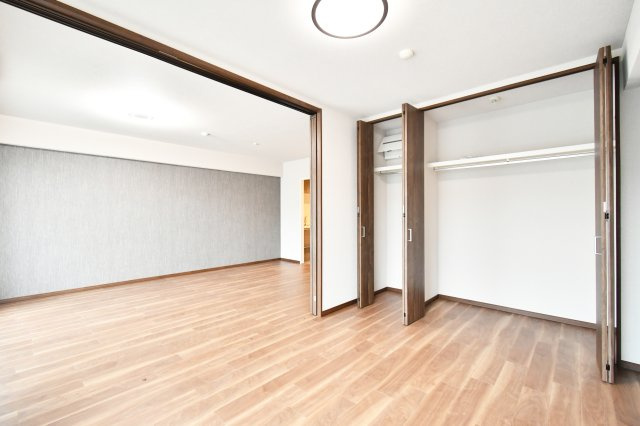 ヴィルヌーブ大宮の洋室|洋室①６帖：収納がたっぷり付いているので、室内にタンスを置くことなく広々と空間をお使いいただけます。用途に合わせて扉を開放してリビングとつなげたり、閉めて個室として使ったりできるので大変便利です。