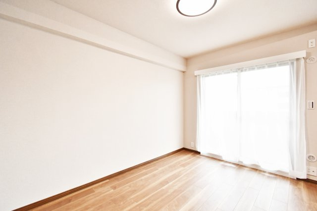 ヴィルヌーブ大宮の洋室|洋室①６帖：南側バルコニーに接する明く風通し良好な洋室です。小さいお子様のお昼寝スペースにしたり、家事や趣味のお部屋にしたり、リビングの一部のように使ったり、生活の変化に合わせて使えるのが嬉しい！