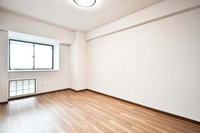 ヴィルヌーブ大宮の洋室|洋室②7.2帖：北側に出窓があるので、やわらかい光が入り、風通しも良好です。出窓には観葉植物を飾ったり、ご自身で飾り棚をつくって見せる収納にするのも良いですね！