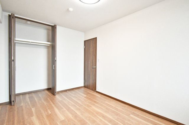 ヴィルヌーブ大宮の洋室|洋室②7.2帖：玄関からすぐに入れる位置にあるので、遅いお帰りでもご家族を起こす心配が少なく、主寝室に向いています。クローゼットにはお洋服だけでなく、季節物も収納できて、お部屋がスッキリ片付きます。