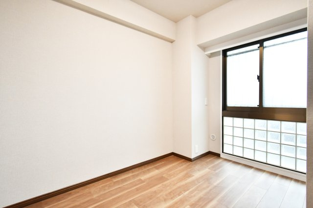 ヴィルヌーブ大宮の洋室|洋室③4帖：北側には出窓があり、やわらかい光が入ります。ガラスブロックもお洒落ですね。風通しも良好です。玄関脇のお部屋なので、生活音が届きにくく静かで、在宅ワークやお勉強など、作業に集中できます。