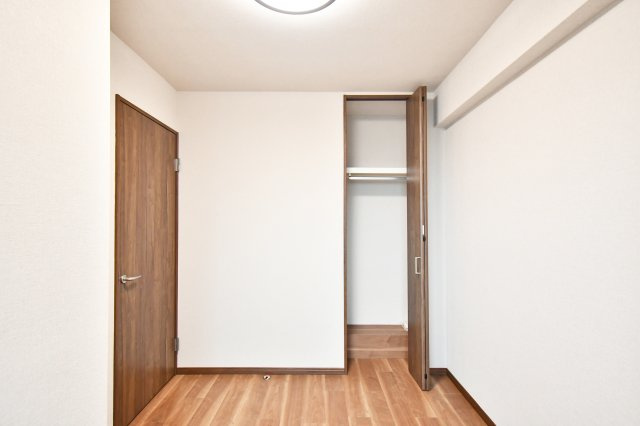 ヴィルヌーブ大宮の洋室|洋室③4帖：使いやすい高さの枕棚がついたクローゼットには、お洋服や鞄、趣味の物などを収納していただけます。自分だけの集中できる作業スペースがあると、オンオフの切り替えがしやすく効率も上がります！